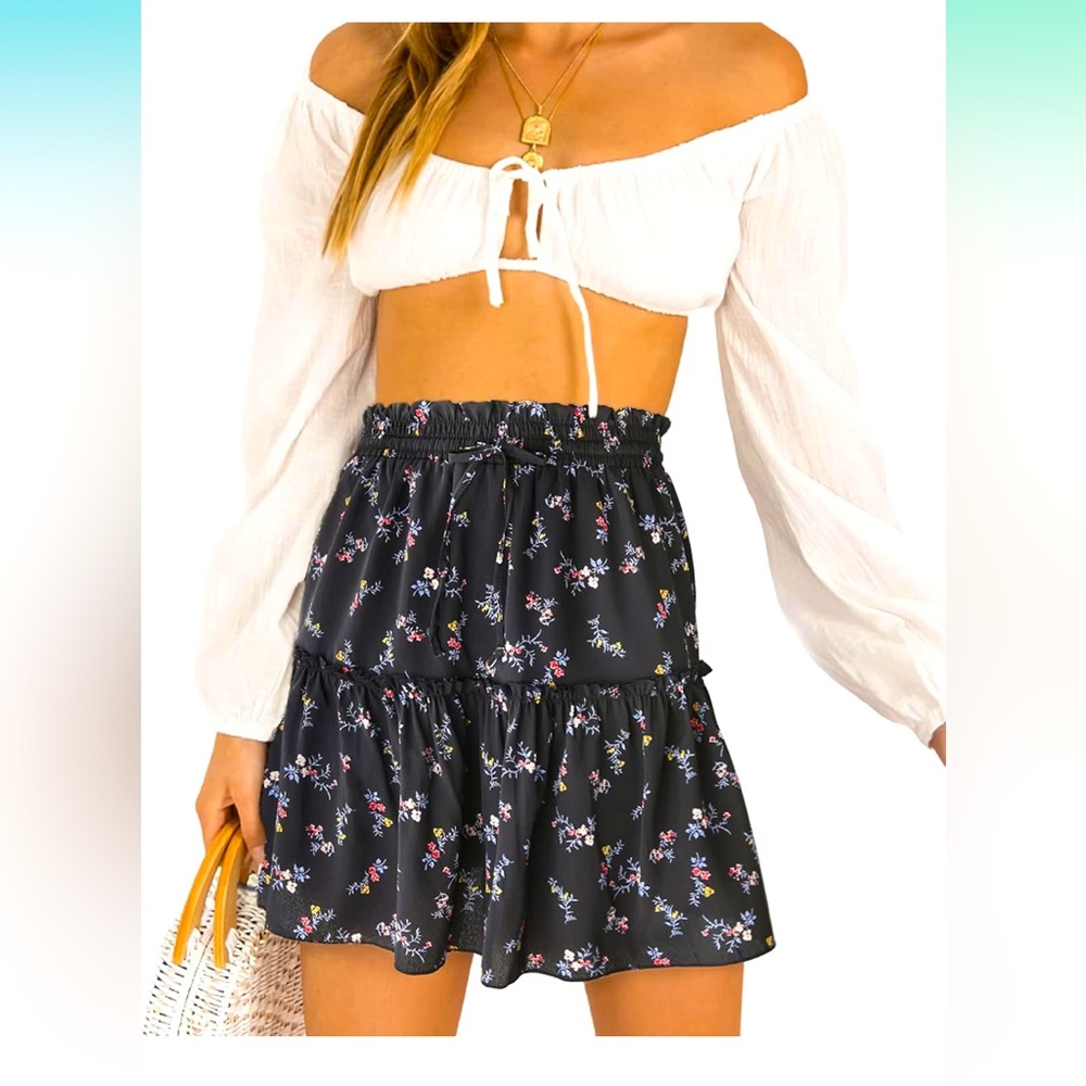 Black floral skirt 🌸brand new never worn size med